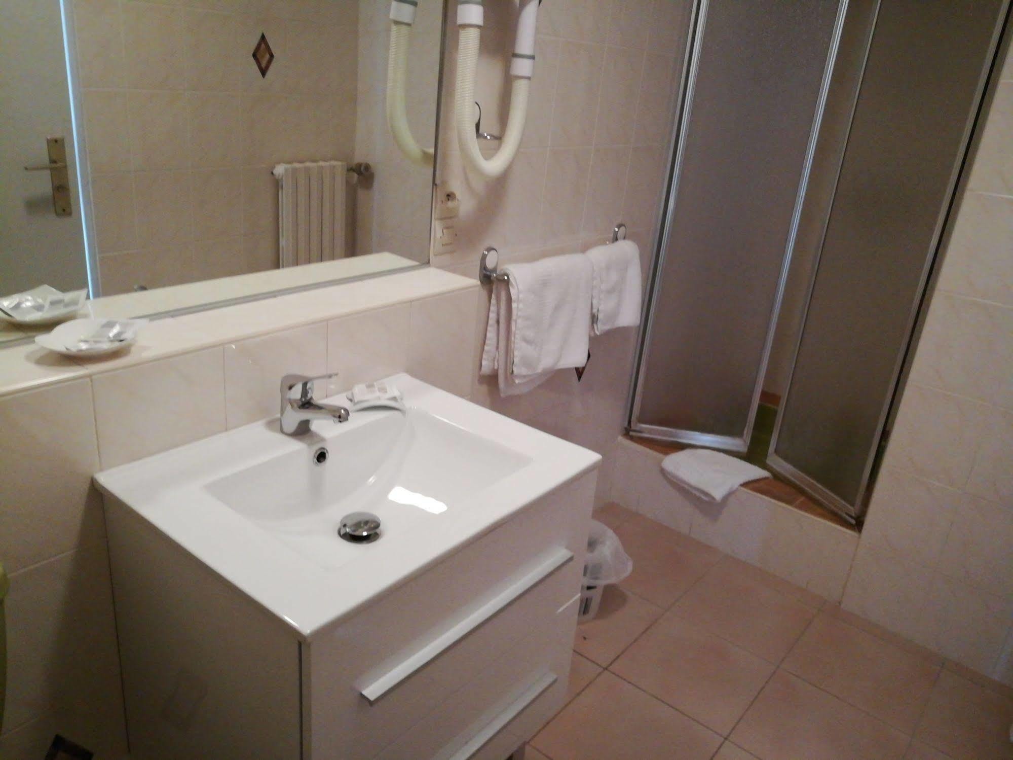 Contact Hotel Du Relais Thouars Exterior foto